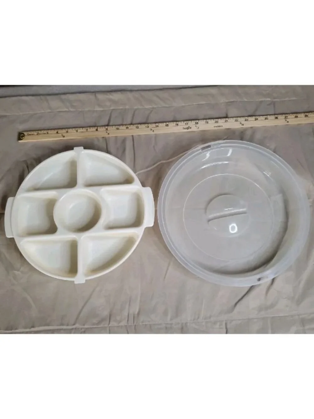 Rubbermaid Servin Saver Divided Vegetable Chip & Dip Server & Lid Beige 12” Wide